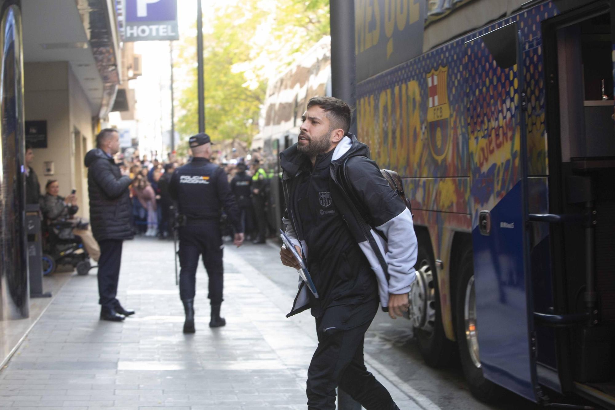 Gran expectación en Alicante por la llegada del Barça