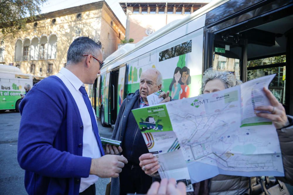 Los nuevos autobuses de la EMT de Palma se pueden ver en la plaza Joan Carles I