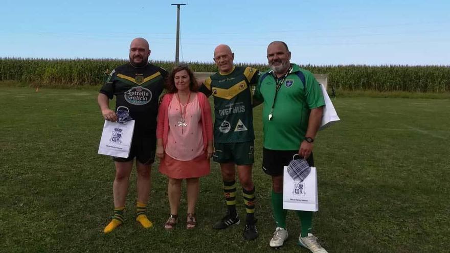 La alcaldesa Ana Vigón, entre Avelino Roca y Xavier Guerediaga, capitanes de los equipos que disputaron el primer partido, y junto al responsable del rugby en Tapia, Guillermo Fernández, en la entrega de trofeos.