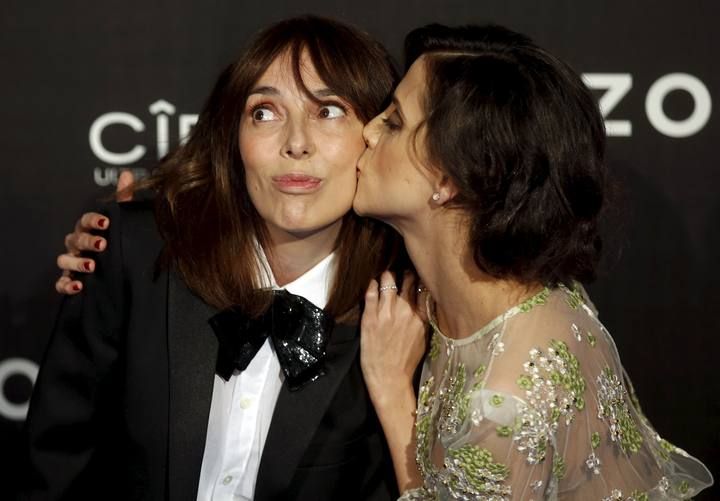 Spanish fashion designer Helbig is kissed by actress Gomez during a photo call before the fans screening of the film "Zoolander2" in Madrid