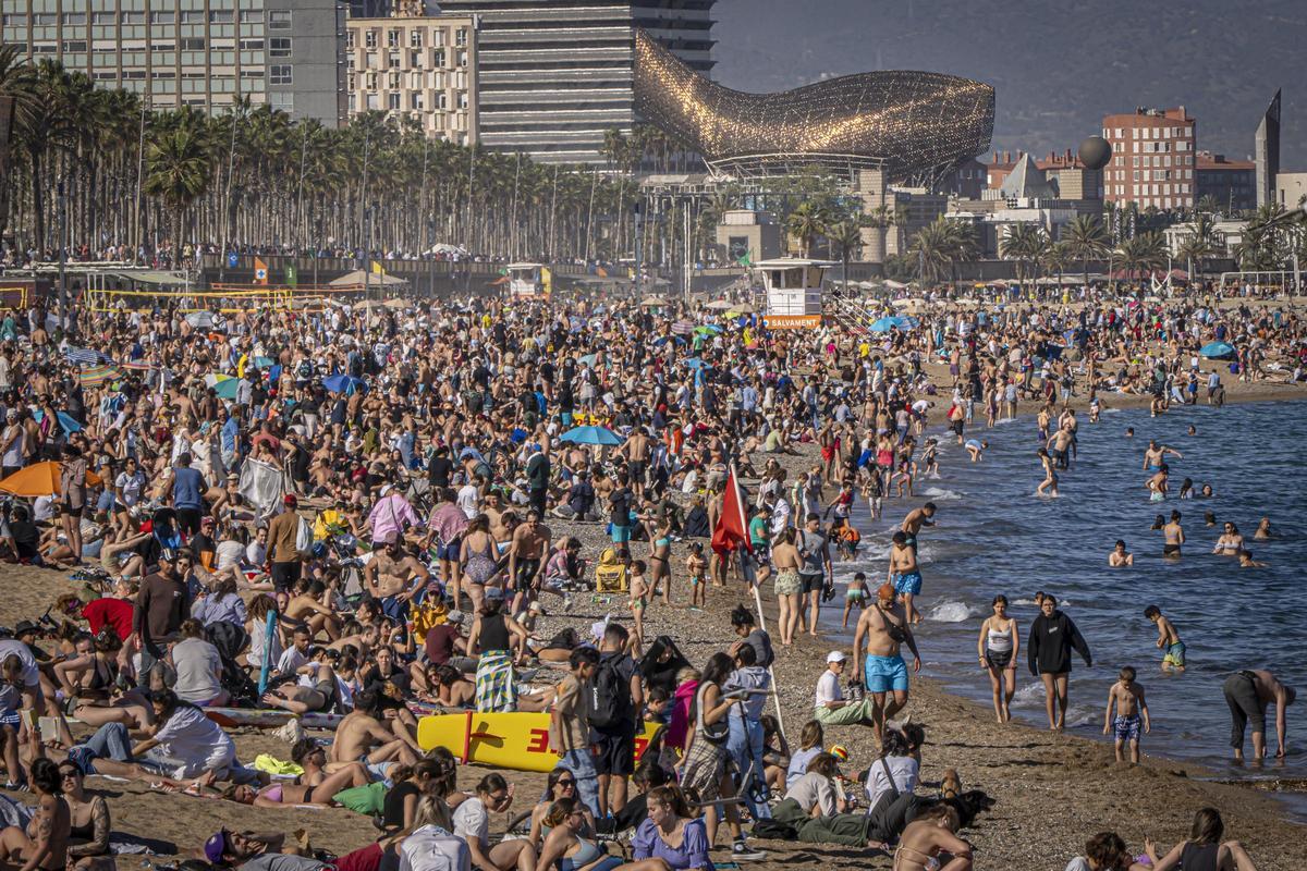 Playa de San Sebastian, San Miquel y la Barceloneta a tope en pleno abril