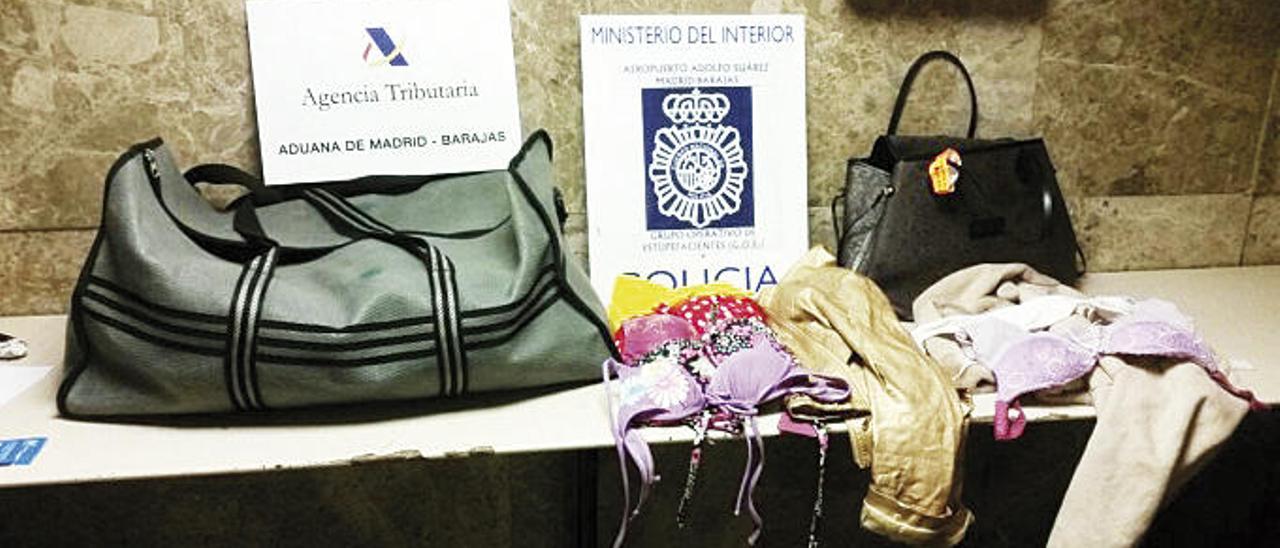 Algunas de las valijas y ropa impregnada con cocaína intervenidas en Barajas a la red. // FdV