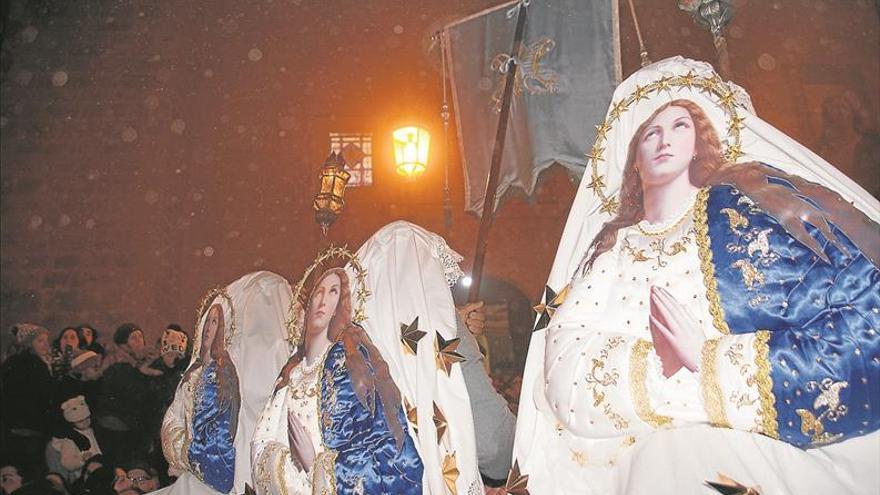 La Encamisá llena Torrejoncillo de jinetes de blanco, salvas y vítores a la Inmaculada