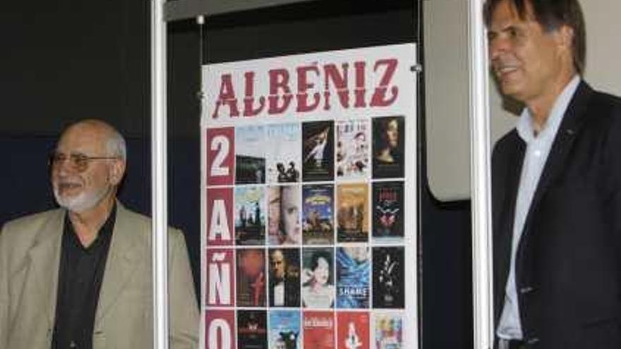 Carmelo Romero y Damián Caneda junto al cartel del segundo aniversario del Albéniz.