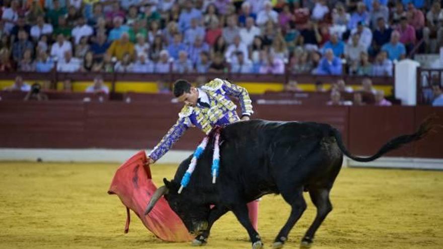 Un momento de la faena de Manzanares ayer, en Murcia.