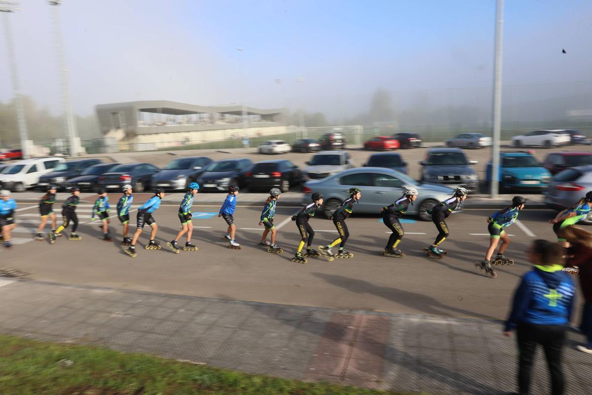 Los patinadores entrenando en el aparcamiento de La Pixarra
