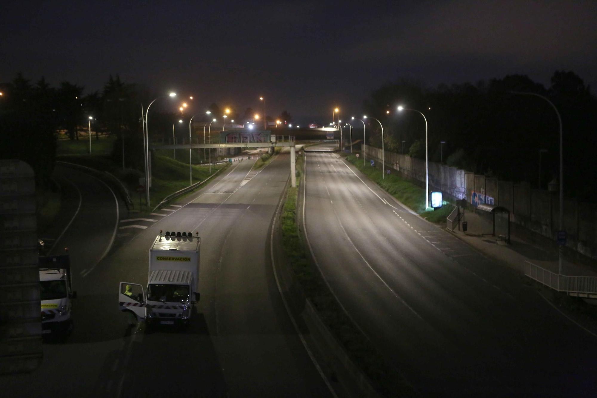 Corte de tráfico nocturno en Alfonso Molina para la instalación de la pasarela de Pedralonga