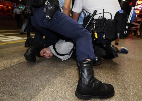 Un manifestante es detenido durante los enfrentamientos producidos en las protestas de Mongkok, en Hong Kong. La policía ha arrestado a decenas de activistas pro-democracia en lo que podría ser un punto de inflexión en la lucha para arrebatar una may