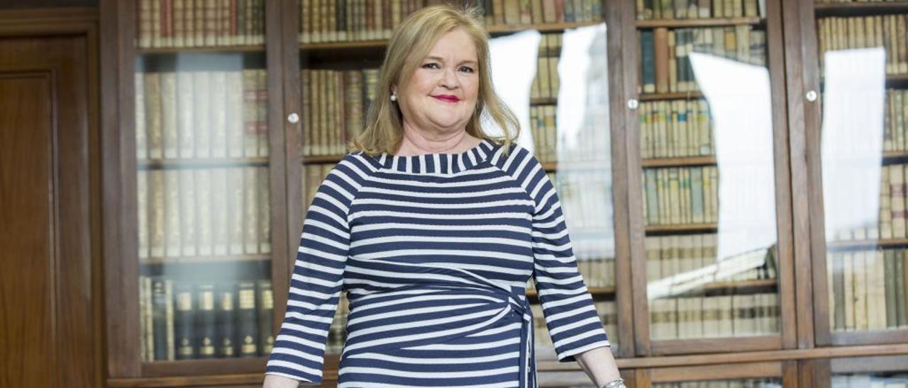 Carmen de Rosa en la biblioteca del Ateneo Mercantil.