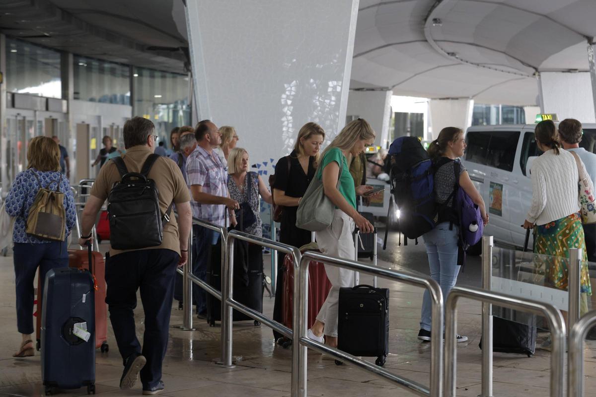 Turistas en el aeropuerto de Valencia este pasado verano.
