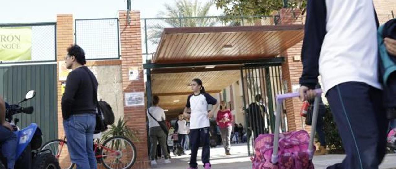 Padres y alumnos a las puertas del colegio concertado María de los Ángeles Suárez de Calderón, ubicado en el Grau de Gandia.