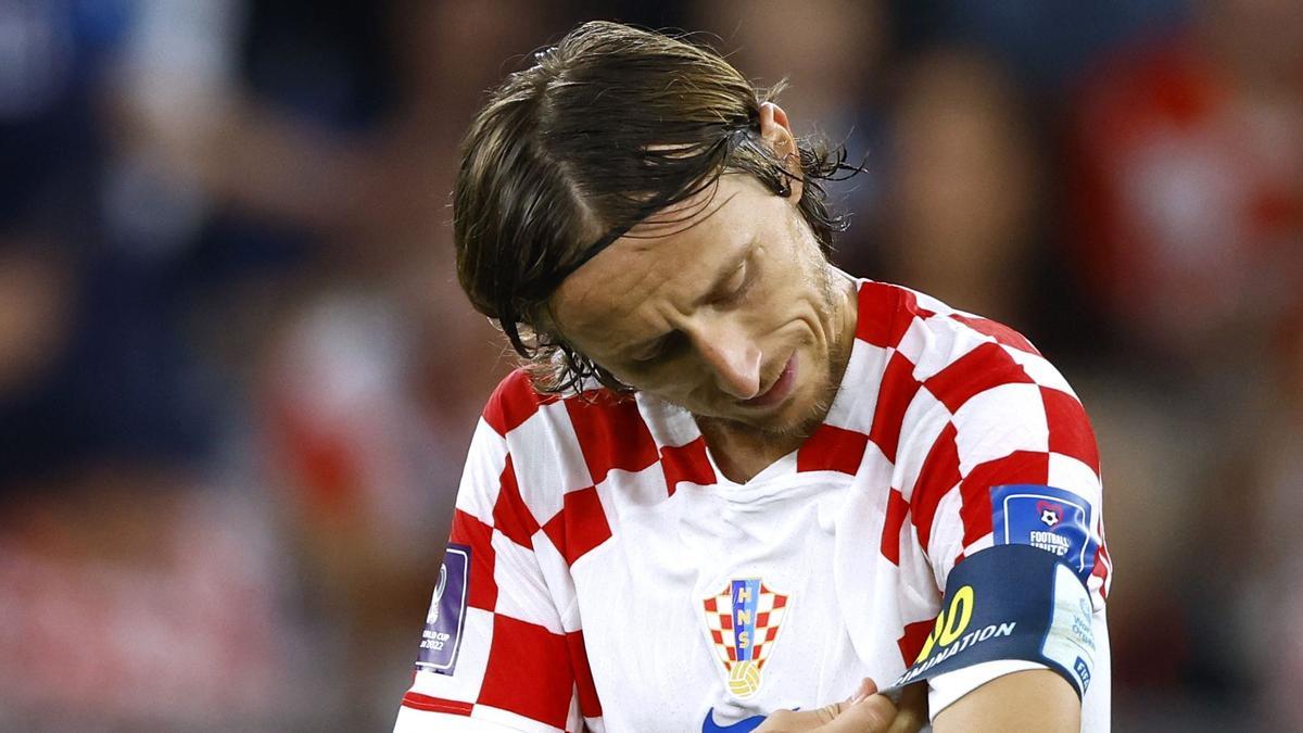 Modric ajusta su brazalete de capitán de la selección croata