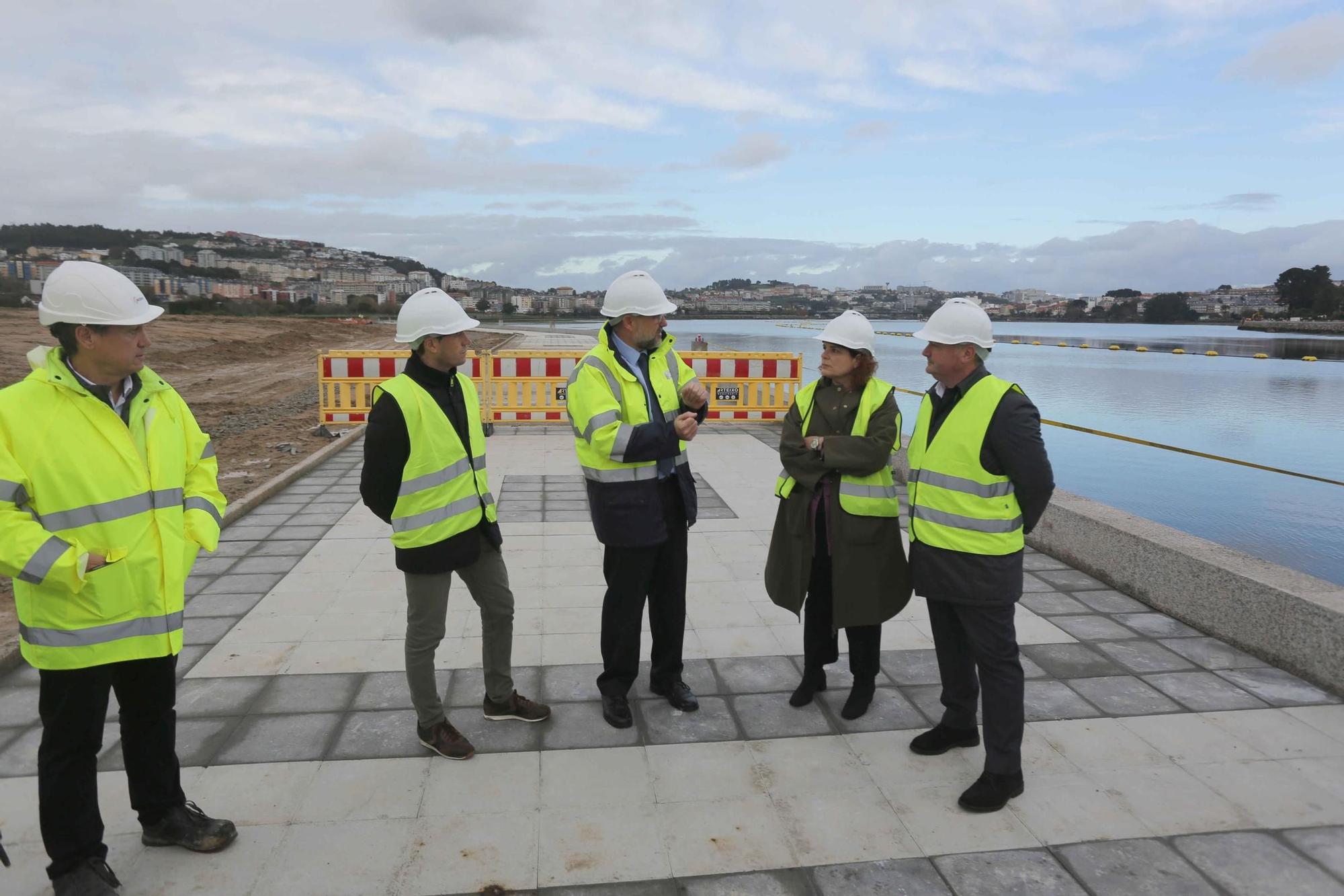 Visita de autoridades a las obras de regeneración de la ría de O Burgo