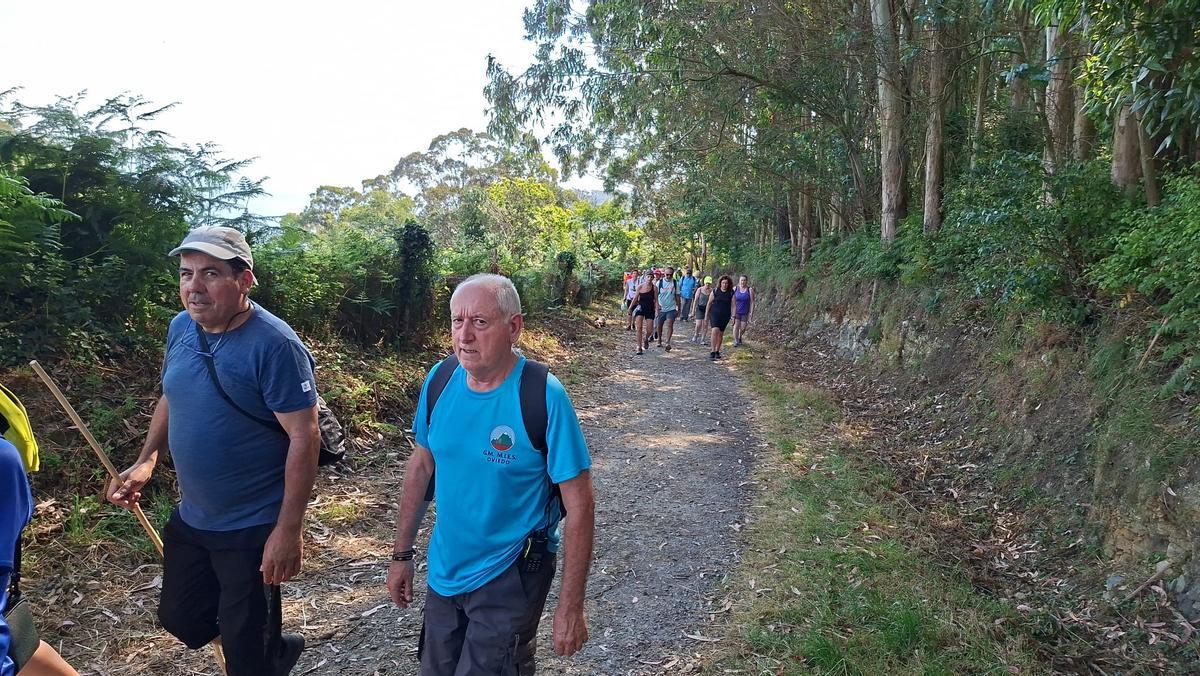 En imágenes: Así fue la XXXIX Travesía Costa Naviega, que reunió a unos 1.700 senderistas