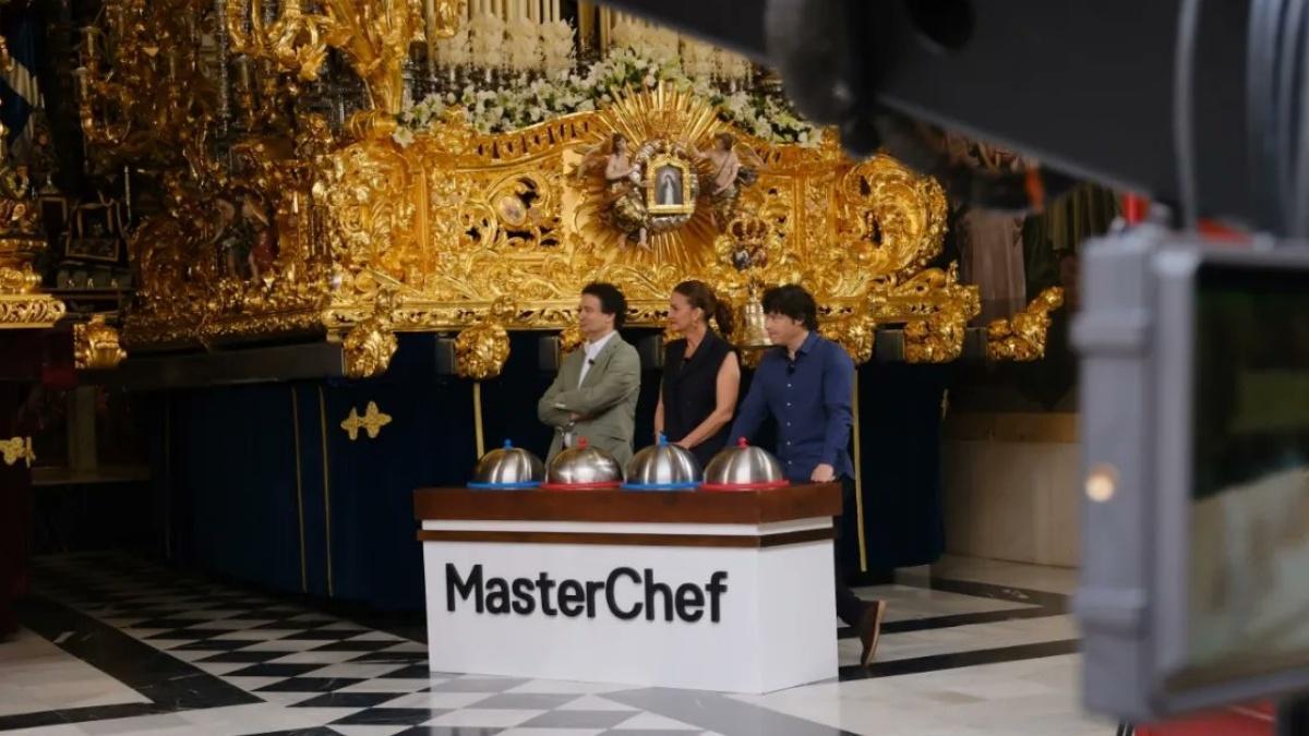 El jurado de 'Masterchef' grabando en una cofradía de Málaga