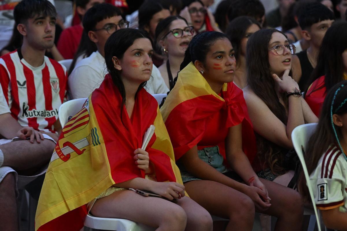 Centenares de aficionados se reúnen en la Plaça Major.