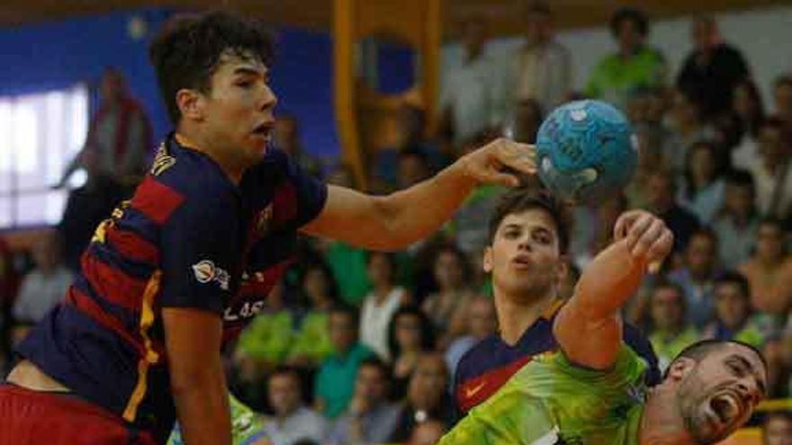 Jortos lanza a portería durante un partido de liga.