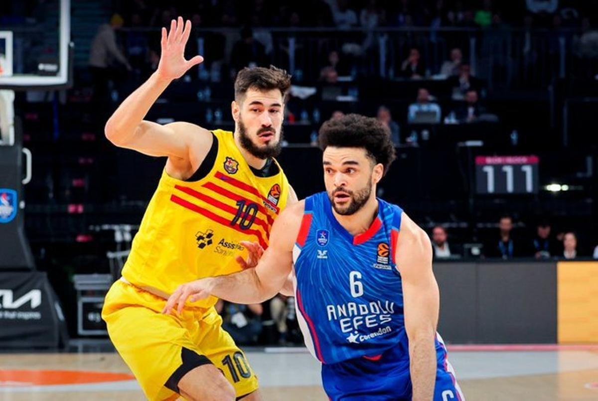 Kalinic defiende a Bryant en una acción del encuentro ante el Anadolu Efes