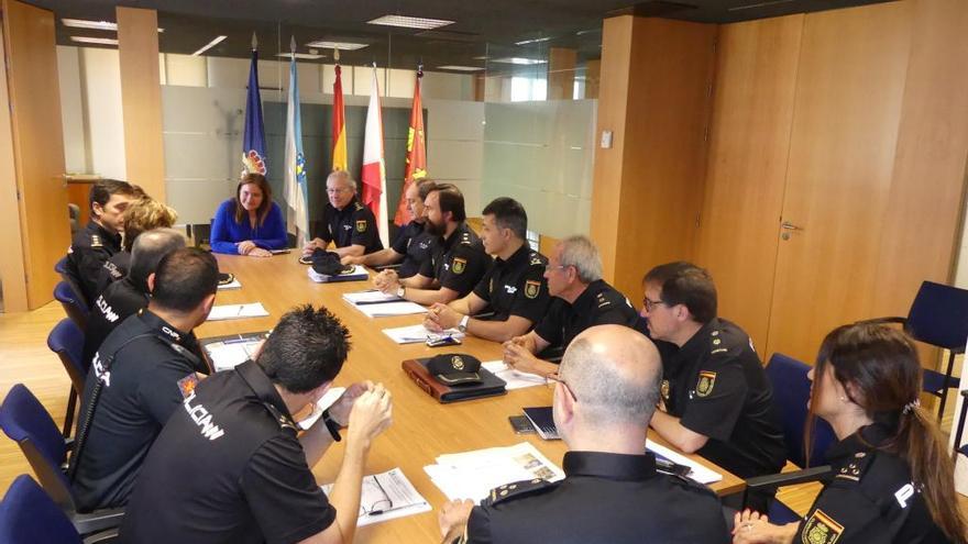 La Subdelegada, ayer con los altos mandos de la Policía Nacional