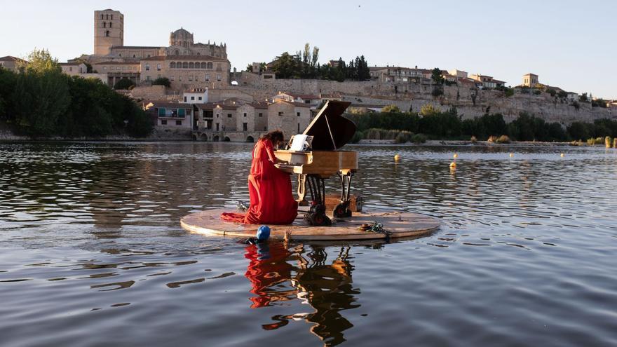 Concierto de Le piano du lac en el río Duero | ANA BURRIEZA