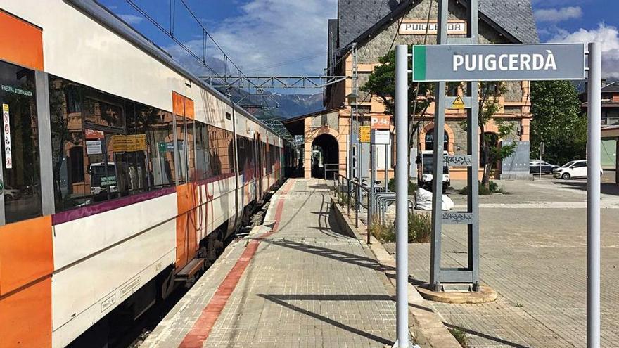 Un comboi de tren a l&#039;estació de Renfe de Puigcerdà que ve de la Tor de Carol