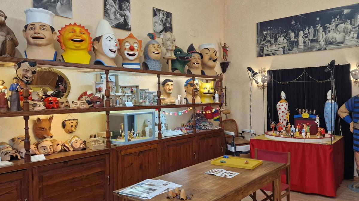 L'interior de la botiga, a Torroella de Montgrí, del taller Ventura &amp; Hosta de Navata.