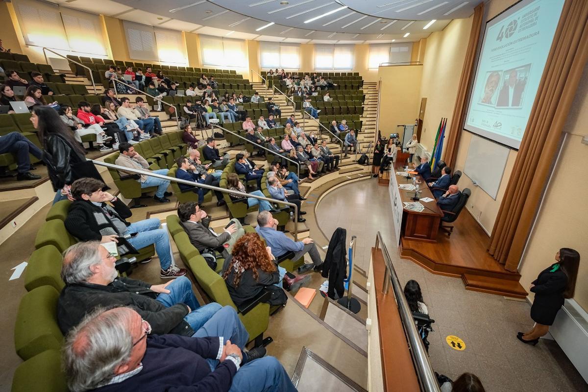 Dos encuentros en los campus de Cáceres y Badajoz analizaron el medio siglo de UEx y los 40 años de Estatuto de Autonomía, de la mano de Rodríguez Ibarra y Francisco Duque.