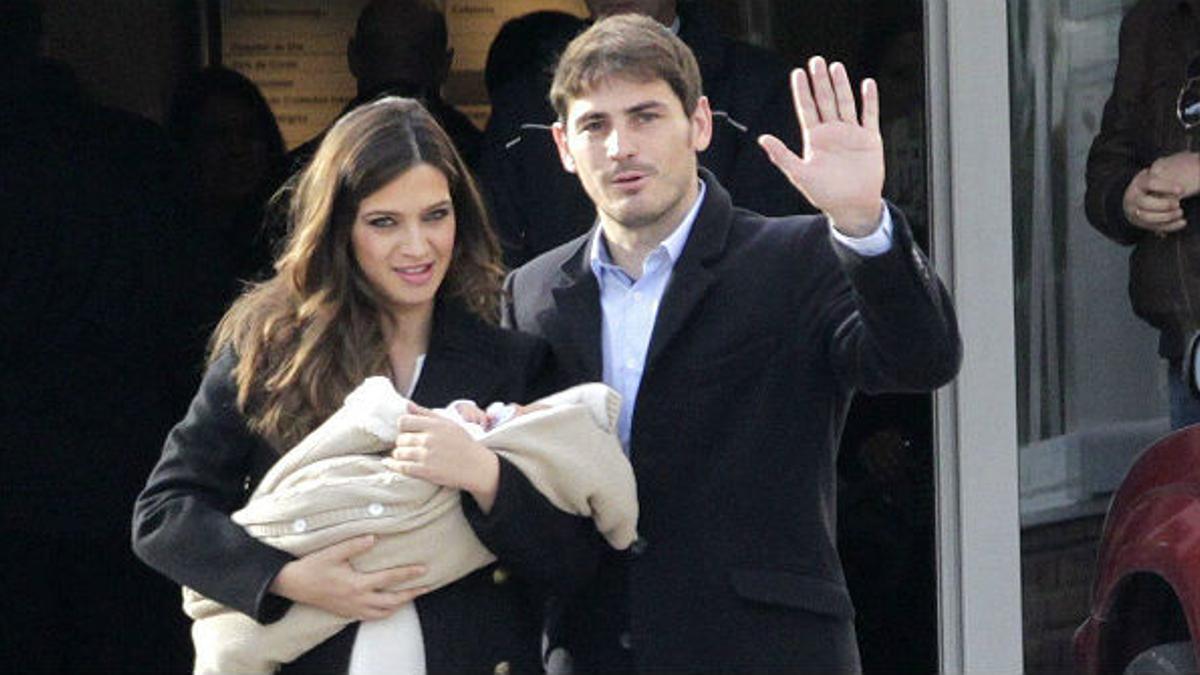 Casillas y Carbonero posan con el pequeño Martín a la salida de la clínica