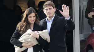 Casillas i Carbonero posen amb el petit Martín a la sortida de la clínica