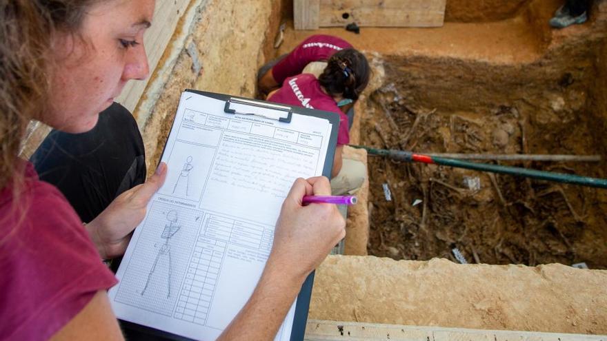 Excavación de una fosa en Paterna.