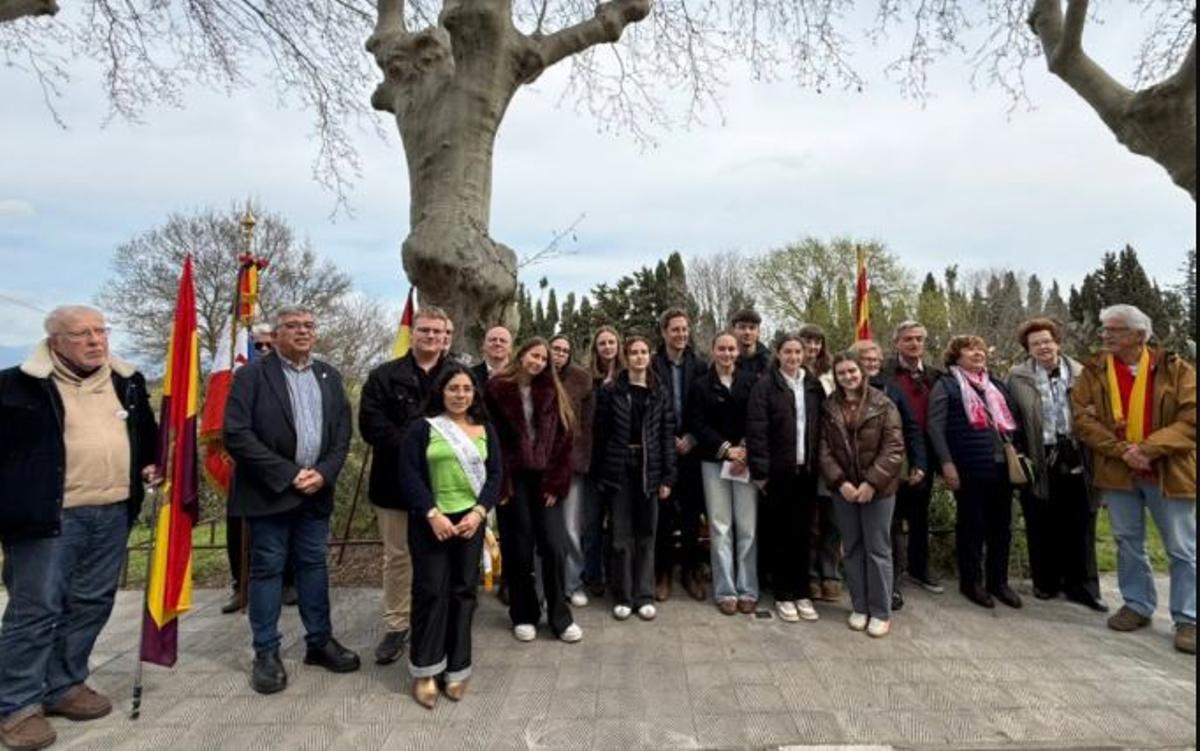 Foto de grup dels participants després de l'ofrena floral