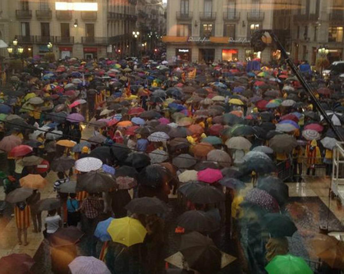 Concentració a la plaça Sant Jaume de Barcelona, aquest dimarts a les 18.35 hores.