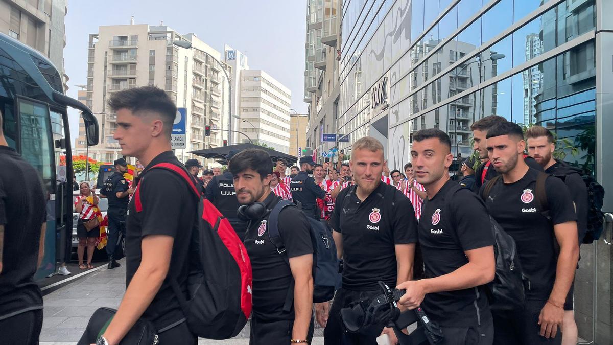 Els jugadors del Girona surten de l&#039;hotel i ja es dirigeixen cap al camp