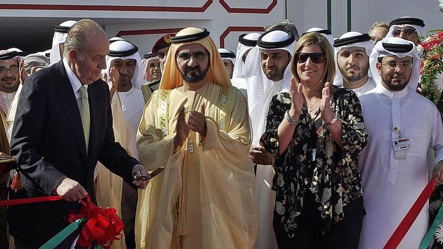 Joan Carles I, amb el xeic Mohammad bin Rashid Maktoum, al centre de la foto