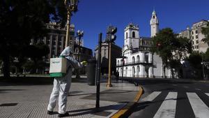 Un trabajador desinfecta la plaza de Mayo de Buenos Aires después de que el presidente argentino, Alberto Fernández, decretara la cuarentena.