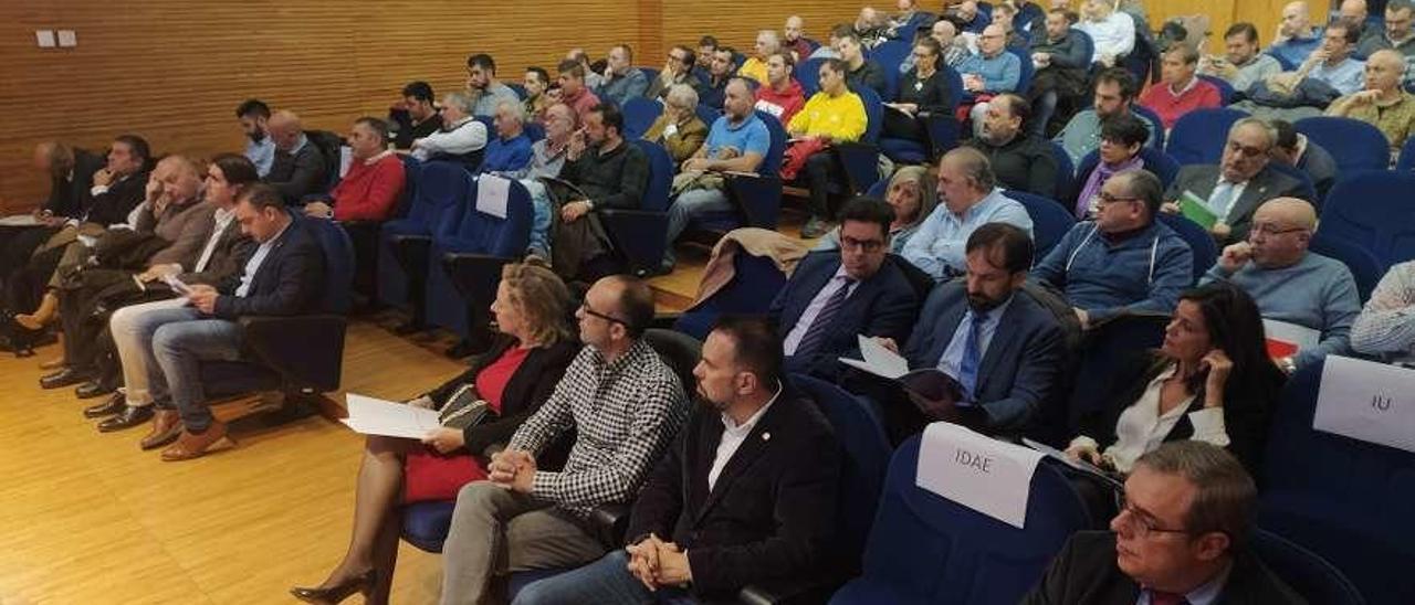 Organizadores y ponentes de las jornadas, en primera fila, con los demás asistentes detrás.