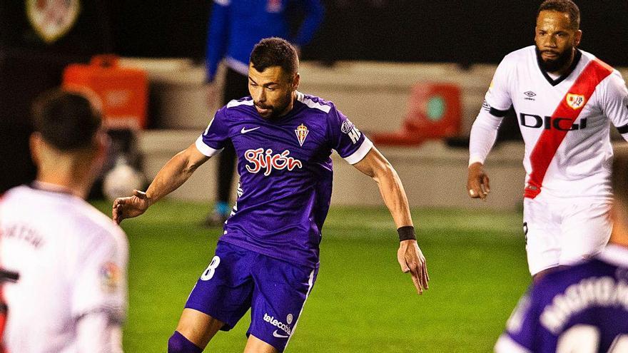 Javi Fuego conduce el balón durante el partido de ayer en Vallecas. | LOF