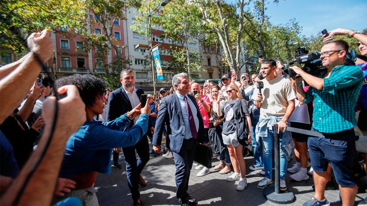 Llega Joan Laporta a la Barça Store de Las Ramblas.