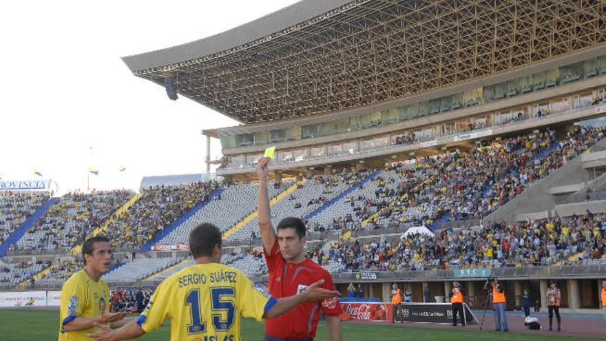 El árbitro amonesta a Sergio Suárez en el Estadio de Gran Canaria, en una imagen de 2008.