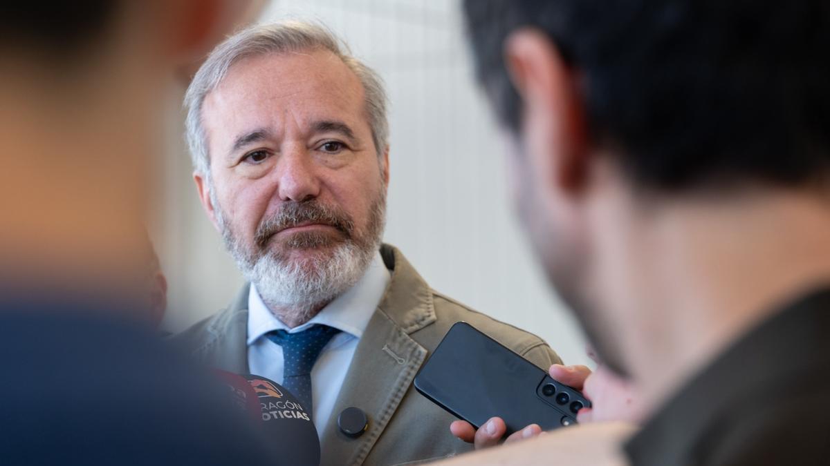 El presidente del Gobierno de Aragón, Jorge Azcón, atiende a los medios de comunicación en Villanueva de Gállego.