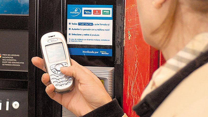 Un ciudadano utiliza su teléfono móvil para enviar un SMS.