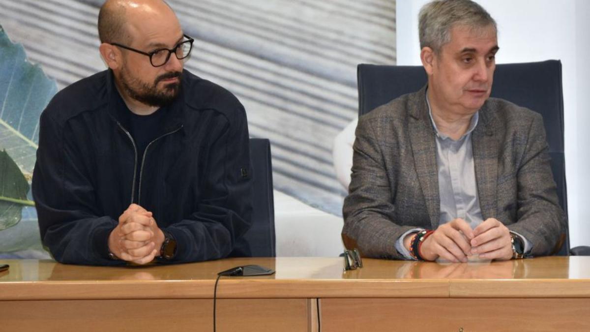 David Santomil, izquierda, y  Blas García en el ayuntamiento / concello