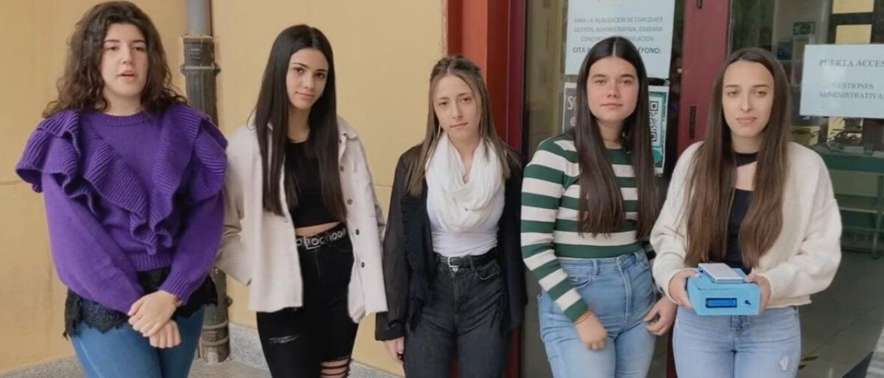 Las estudiantes del Pardo Tavera muestran el dispositivo creado para medir la calidad del aire