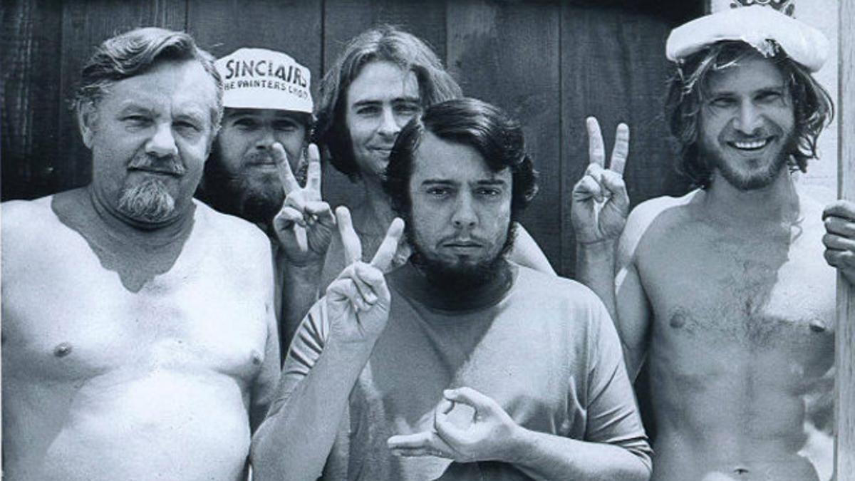 Sergio Mendes, en el centro, con Harrison Ford a la derecha haciendo el símbolo de la victoria, en 1970.