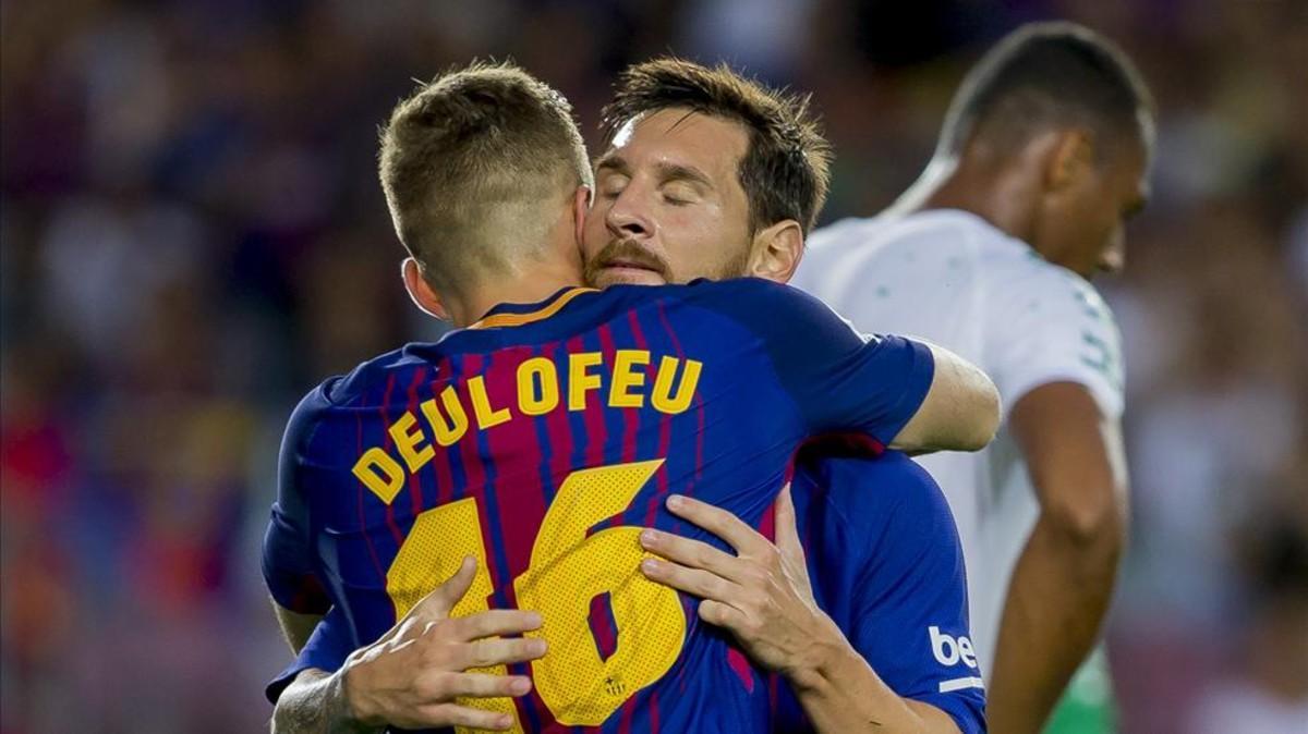Deulofeu se abraza con Messi tras el gol del argentino