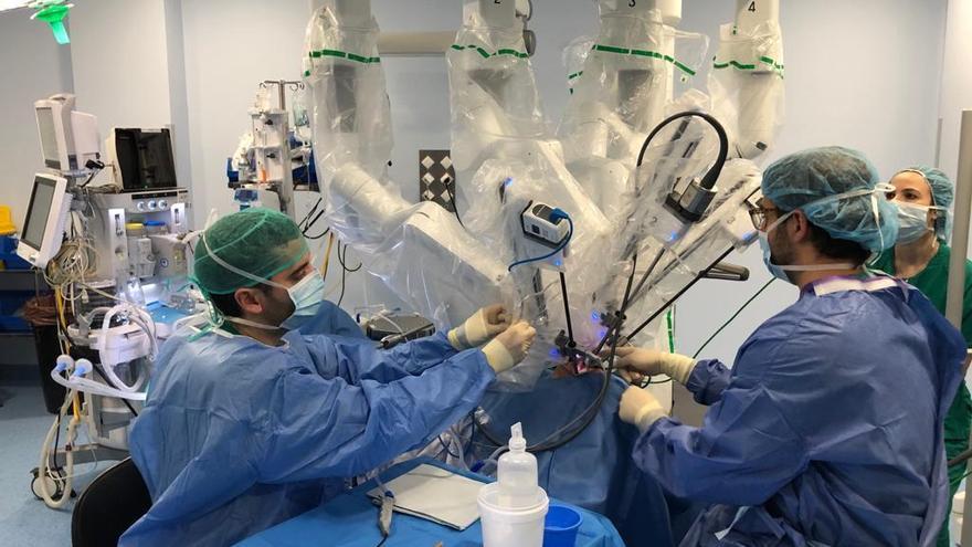 El hospital Reina Sofía aplica por primera vez en Andalucía la cirugía robótica en el cáncer de laringe