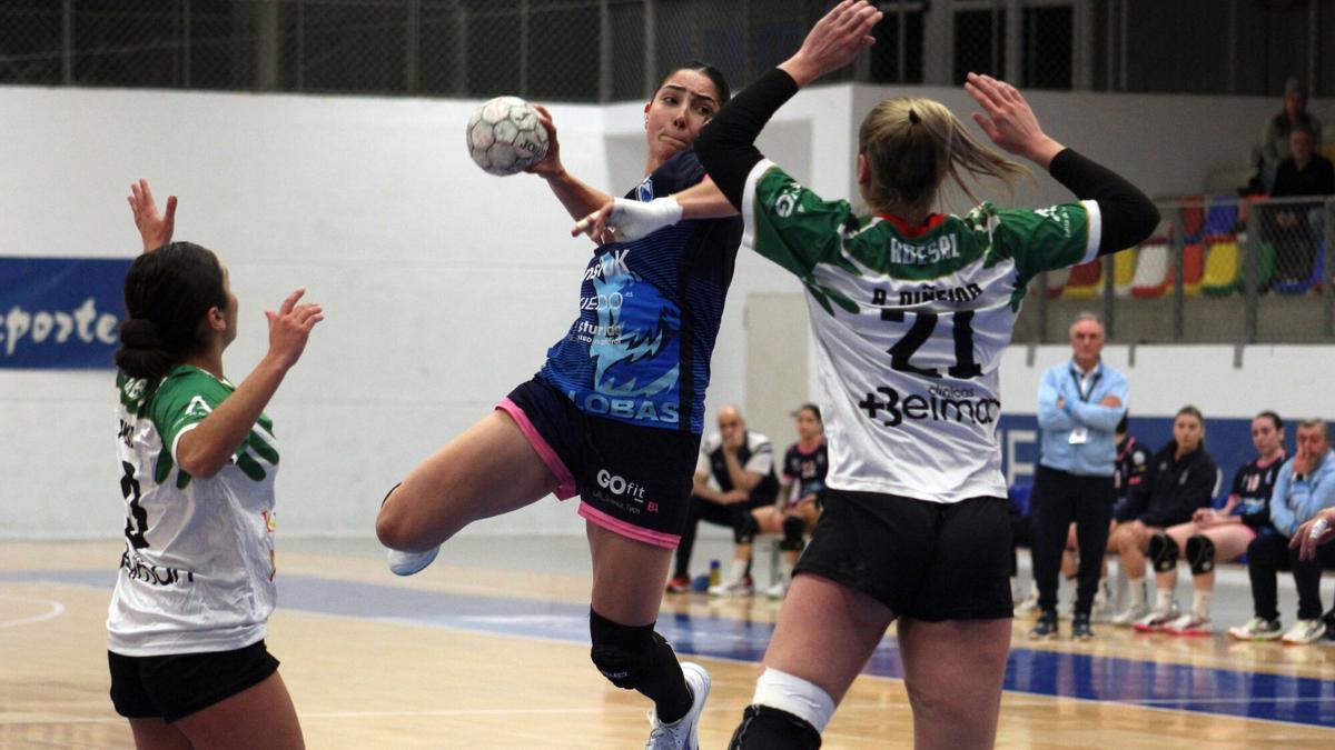 Monique Henrique, jugadora del Lobas Global Atac Oviedo femenino de balonmano, se dispone a lanzar a portería.