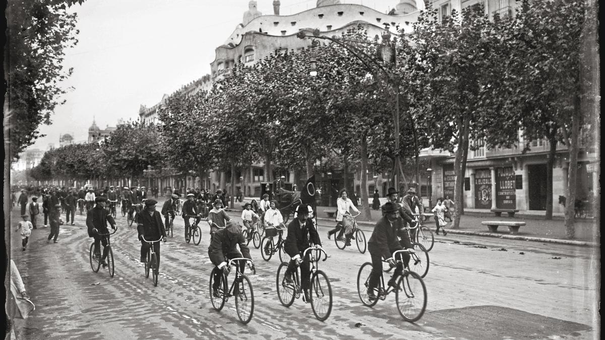 Manifestación de ciclistas en paseo de Gràcia, durante el primer tercio del siglo XX.
