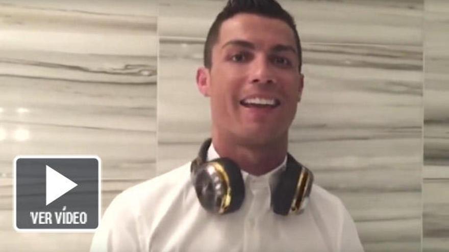 El futbolista del Real Madrid Cristiano Ronaldo muestra sus dotes musicales