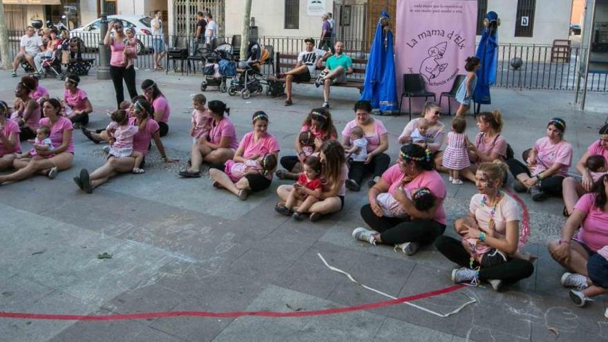 Mujeres organizan una tetada reivindicativa en Elche